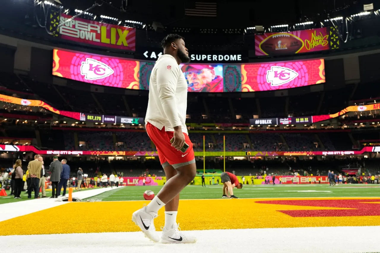 Trey Smith y Travis Kelce se presentan en el minicampamento de los Chiefs