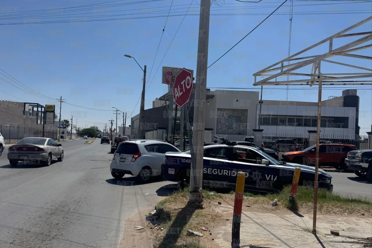 Choca vs auto donde viajaba familia; padre llevaba a bebé en sus brazos