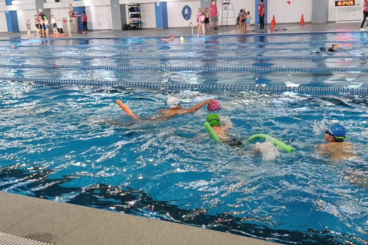 Verano Acuático UACJ: natación y diversión para combatir el calor