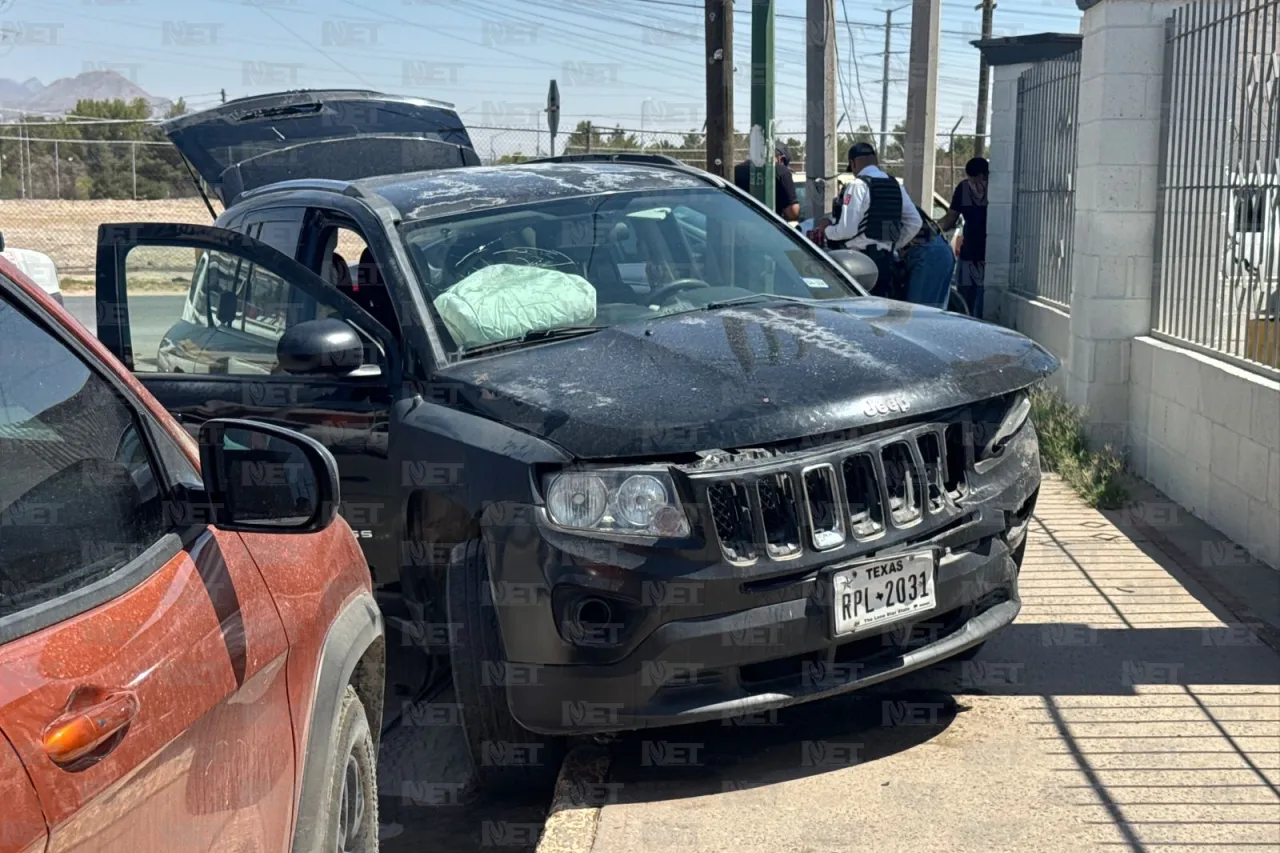 Choca vs auto donde viajaba familia; padre llevaba a bebé en sus brazos