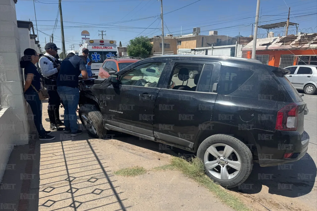 Choca vs auto donde viajaba familia; padre llevaba a bebé en sus brazos