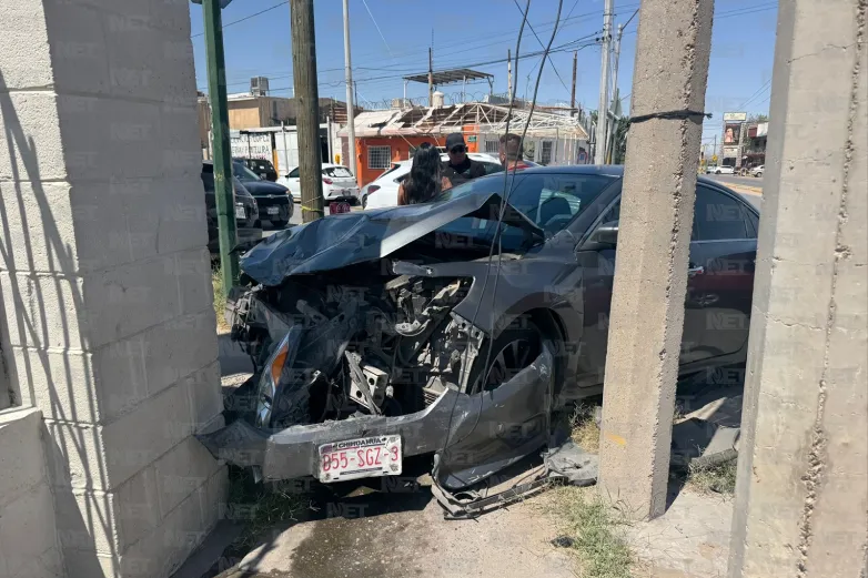 Impacta auto donde viajaba familia; papá llevaba a su bebe en los brazos