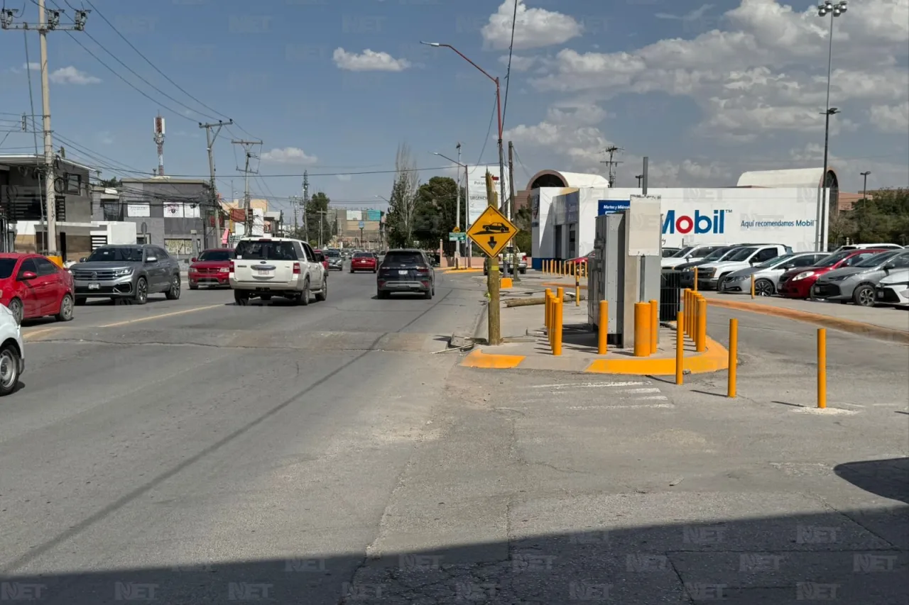 Quitan semáforo y postes caídos de la calle Pedro Rosales; dejan cables tirados