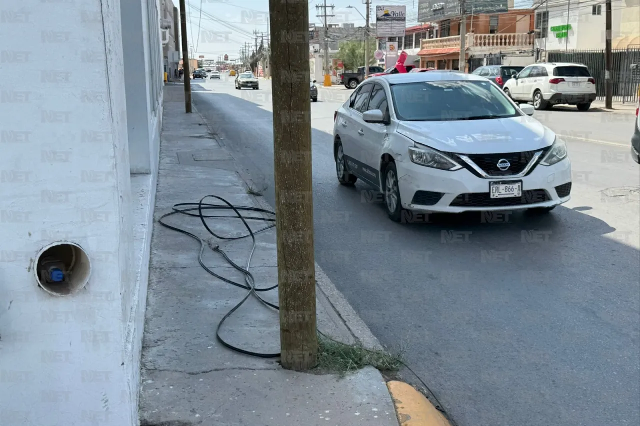 Quitan semáforo y postes caídos de la calle Pedro Rosales; dejan cables tirados
