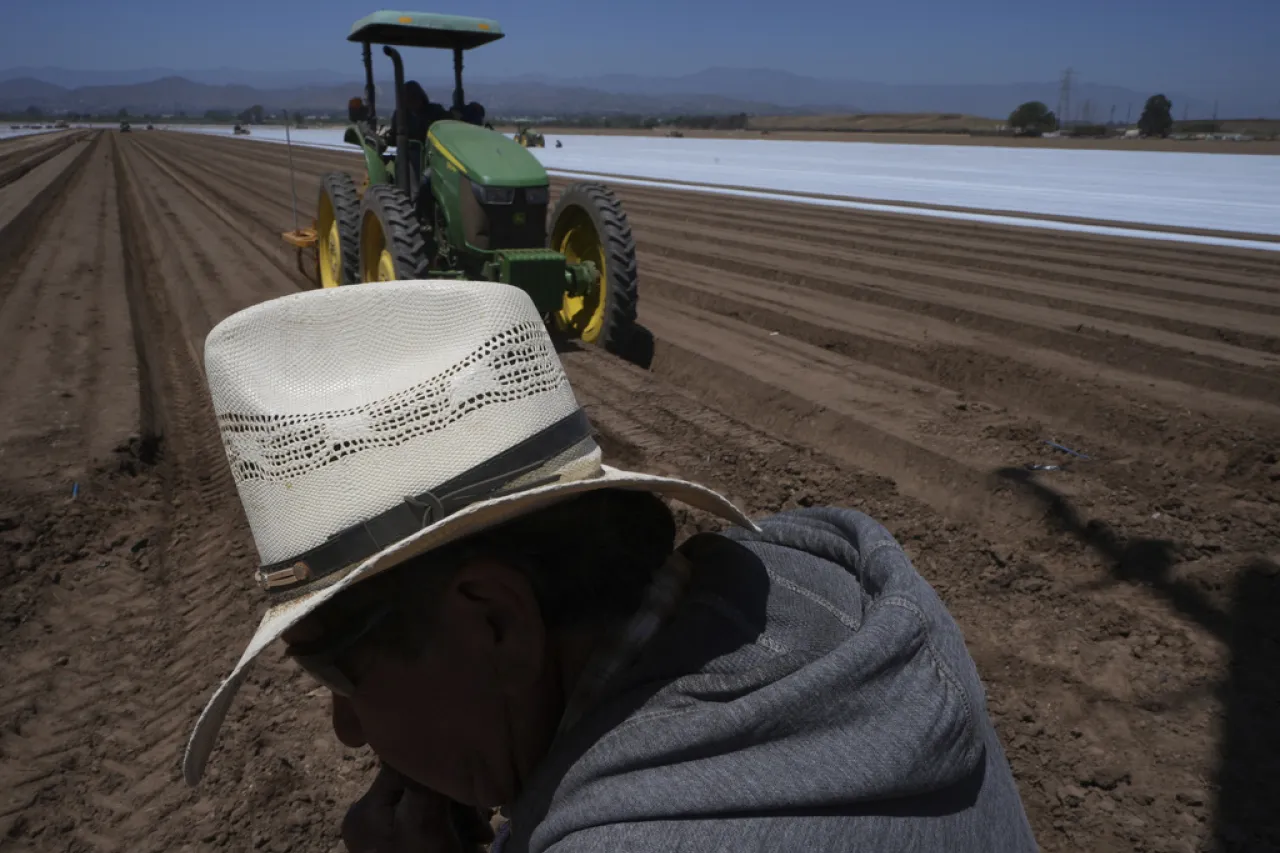 Redadas del ICE ahuyentan a trabajadores y desconciertan a empresas en EU