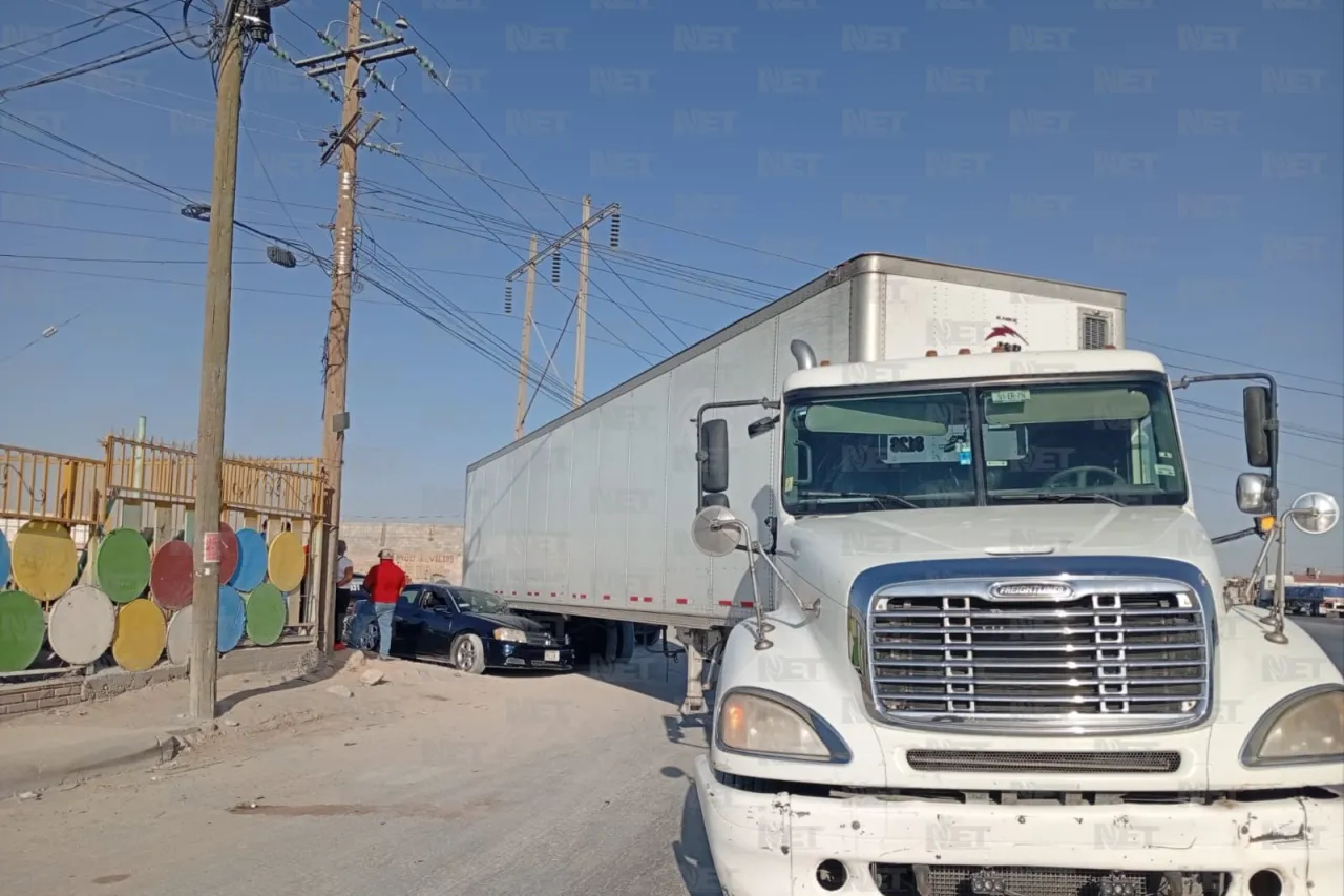 Choque en avenida De las Granjas deja auto prensado contra caja de tráiler
