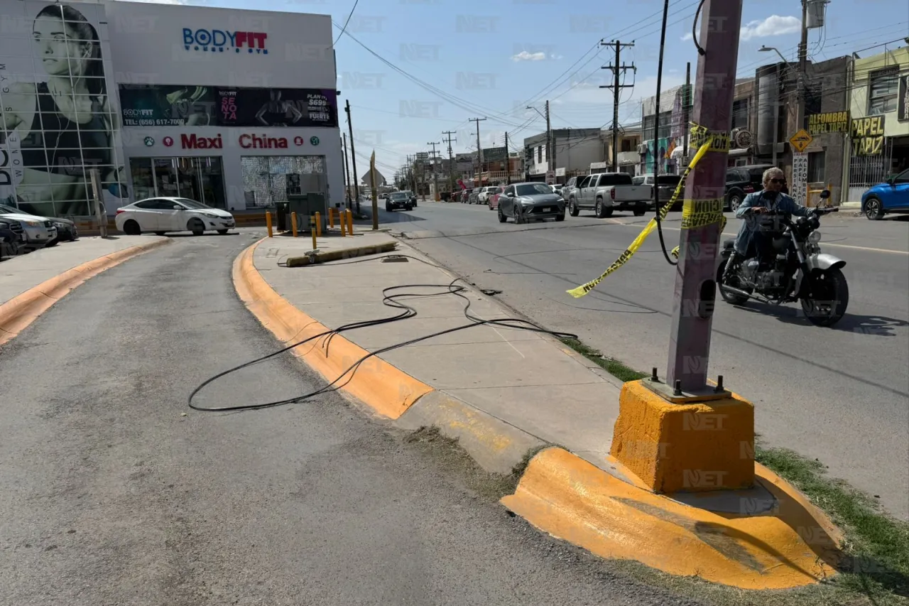 Quitan semáforo y postes caídos de la calle Pedro Rosales; dejan cables tirados