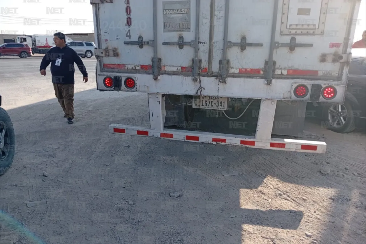 Choque en avenida De las Granjas deja auto prensado contra caja de tráiler