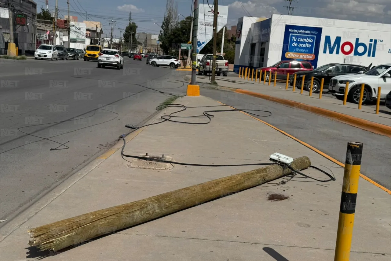 Quitan semáforo y postes caídos de la calle Pedro Rosales; dejan cables tirados