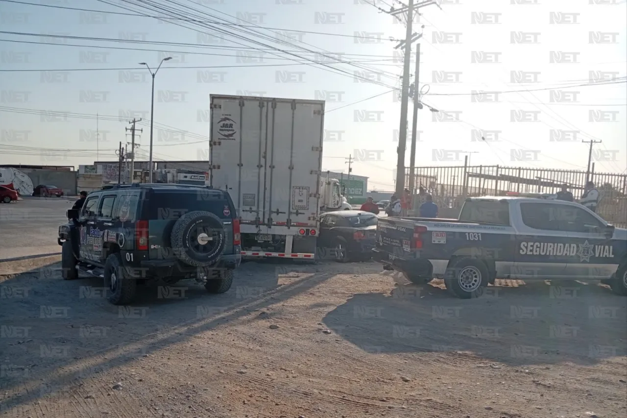 Choque en avenida De las Granjas deja auto prensado contra caja de tráiler