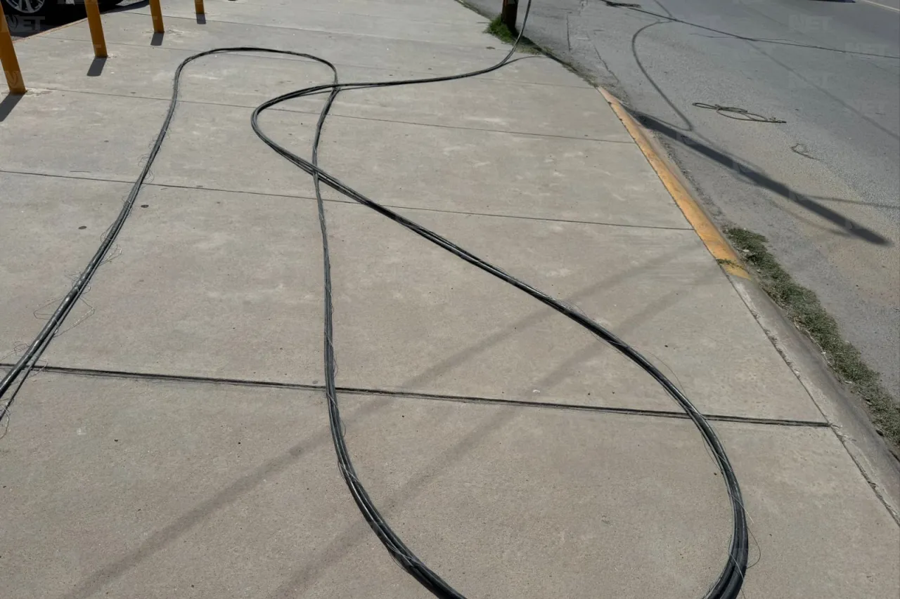 Quitan semáforo y postes caídos de la calle Pedro Rosales; dejan cables tirados