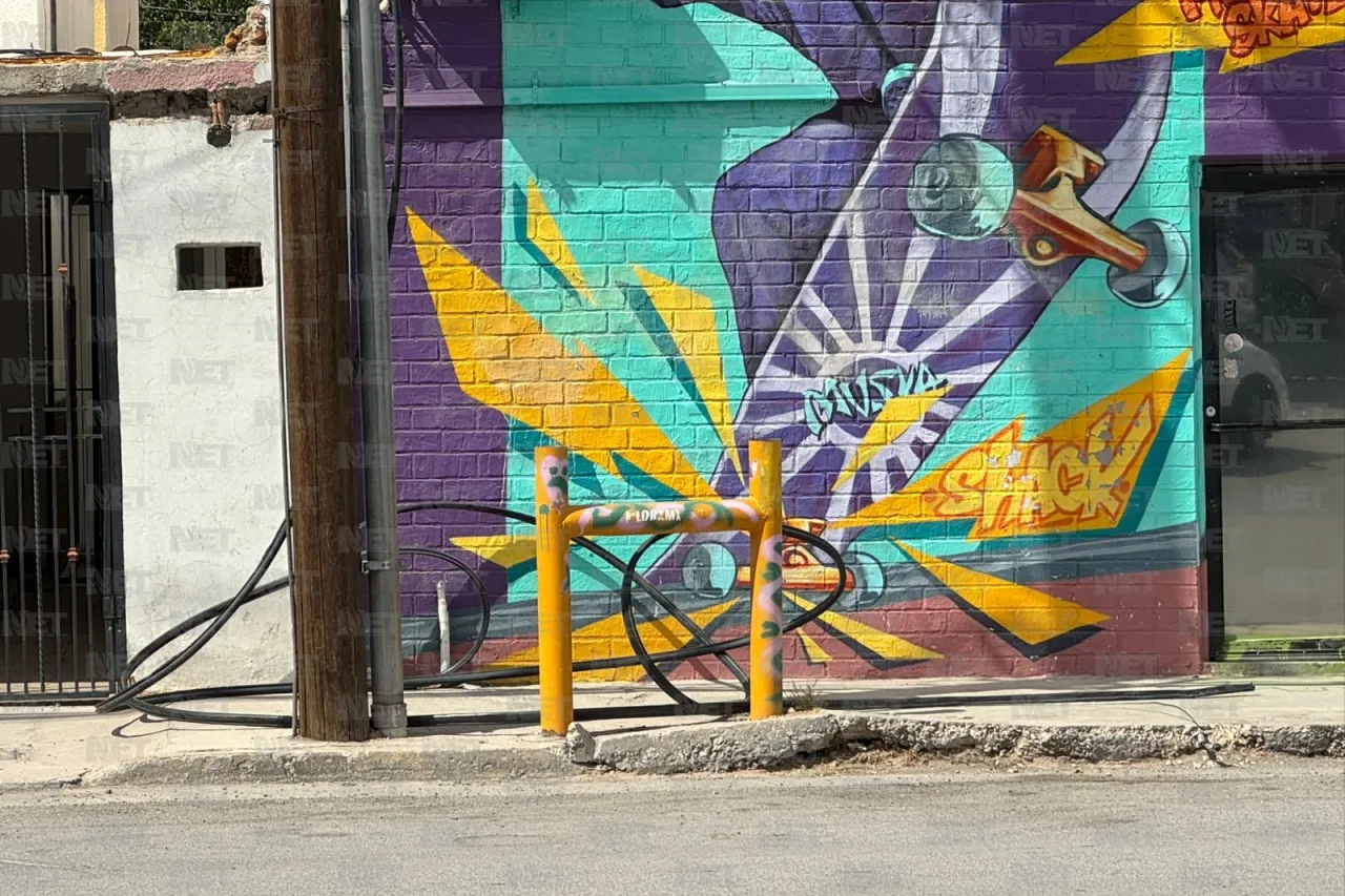 Quitan semáforo y postes caídos de la calle Pedro Rosales; dejan cables tirados