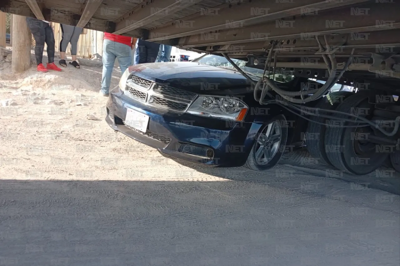 Choque en avenida De las Granjas deja auto prensado contra caja de tráiler
