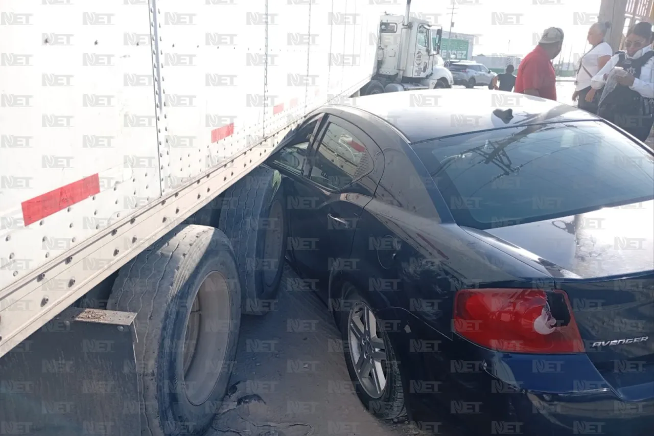 Choque en avenida De las Granjas deja auto prensado contra caja de tráiler