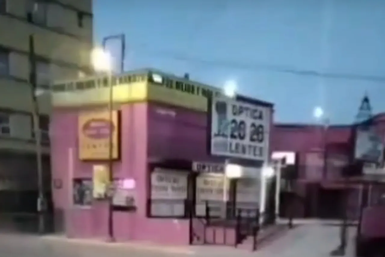 ¿Lo viste? Aseguran que un niño fantasma se esconde en esta óptica