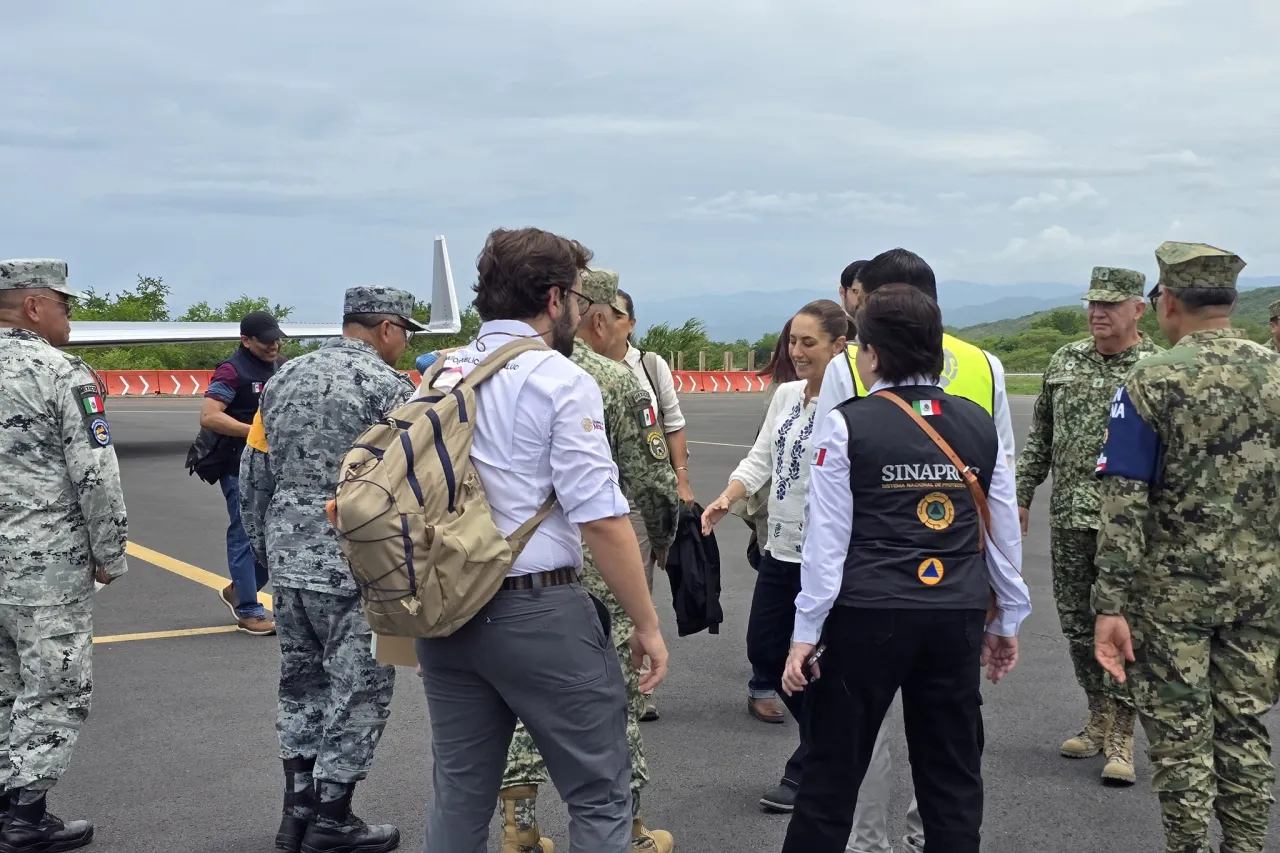 Visita Sheinbaum Oaxaca para coordinar apoyo tras huracán Erick