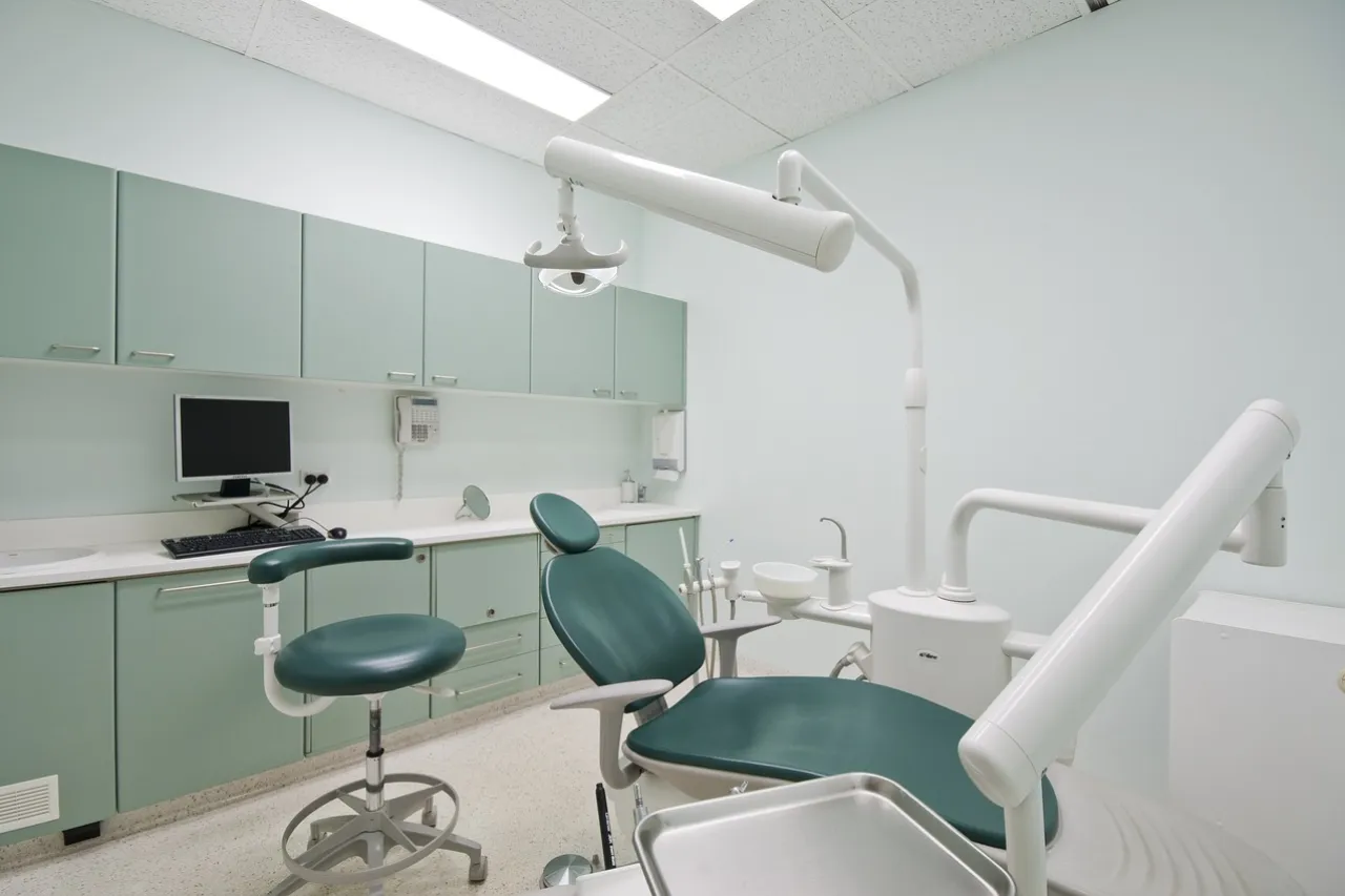 Falso dentista trató a pacientes tras aprender por tutoriales en internet