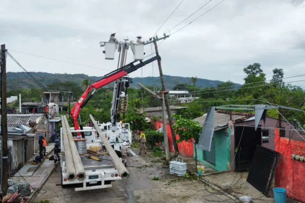 CFE restablece 72% del servicio eléctrico tras paso de Erick
