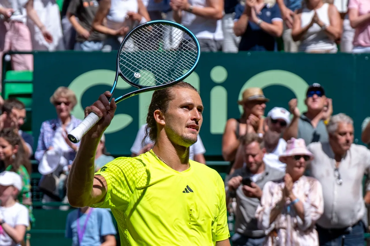 Zverev se siente mal, pero avanza para enfrentar a Medvedev en Abierto de Halle