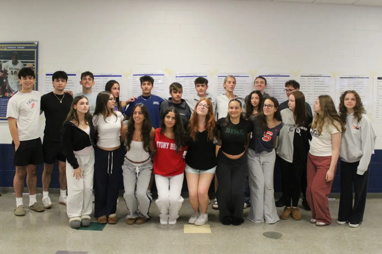 Quince pares de gemelos se gradúan de una escuela secundaria