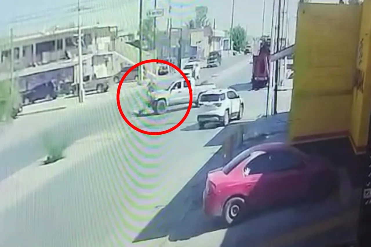 Video: Le corta el paso a motociclista y lo proyecta contra otro vehículo