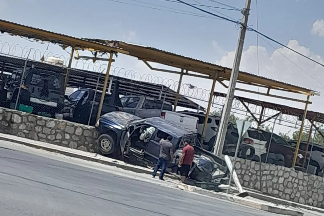 Estrella su troca contra barda en la calle Durango
