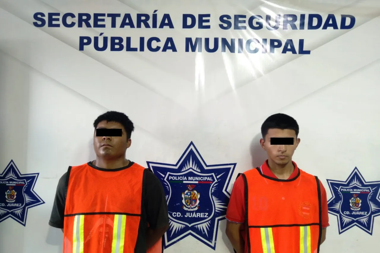 Roban negocio con cuchillo, pero municipales los arrestan