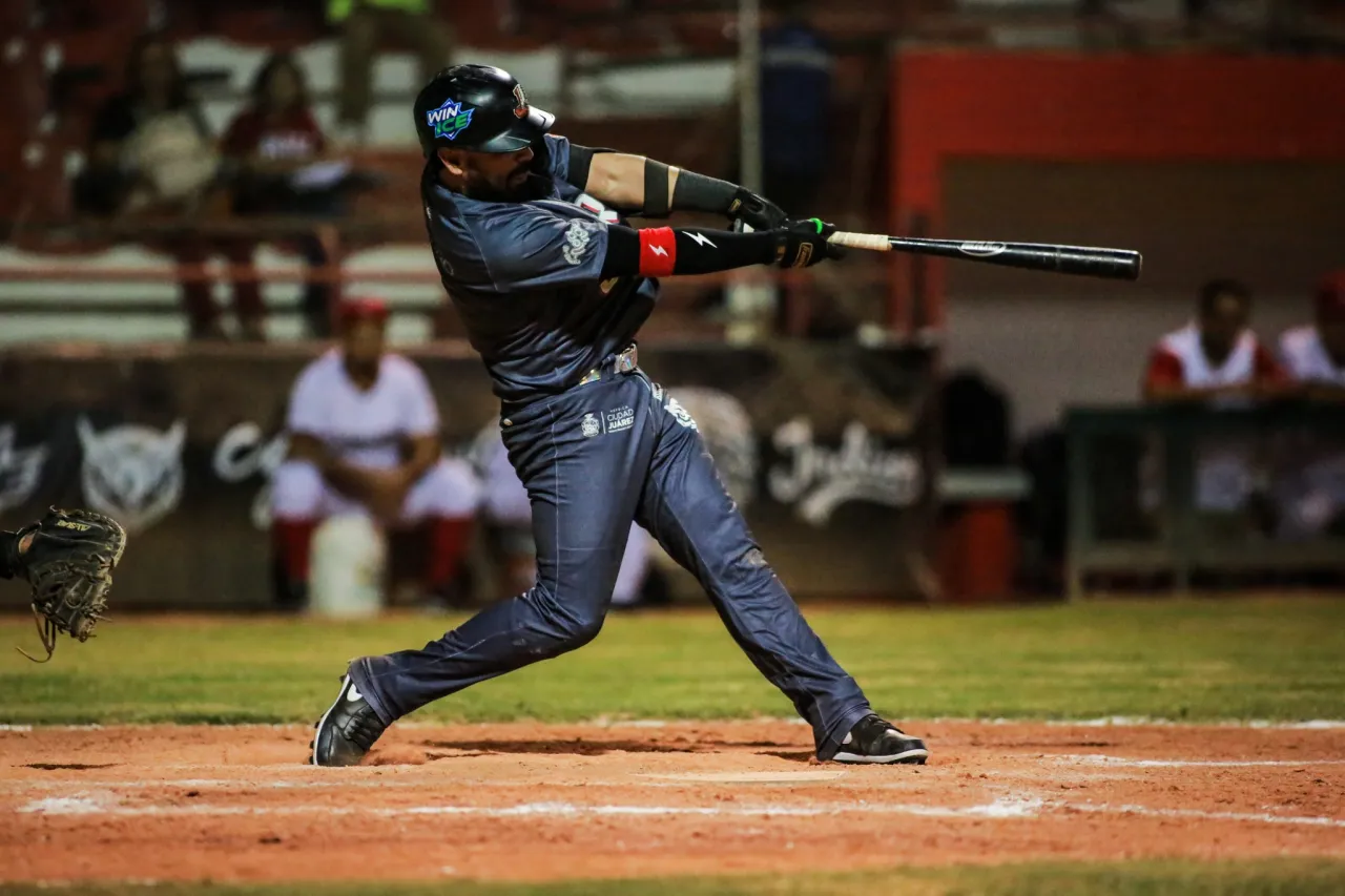 Indios le sorraja a Jiménez y apalea para barrer serie