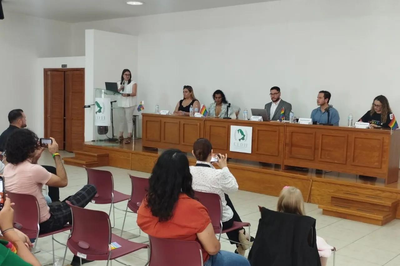 Realizan mesa de diálogo 'Democracia y Diversidad' en la CEDH