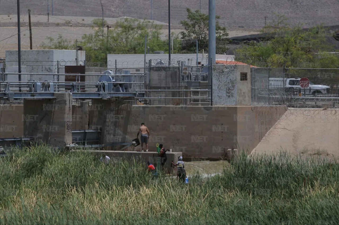 Reciben familias juarenses el verano en las compuertas del río Bravo