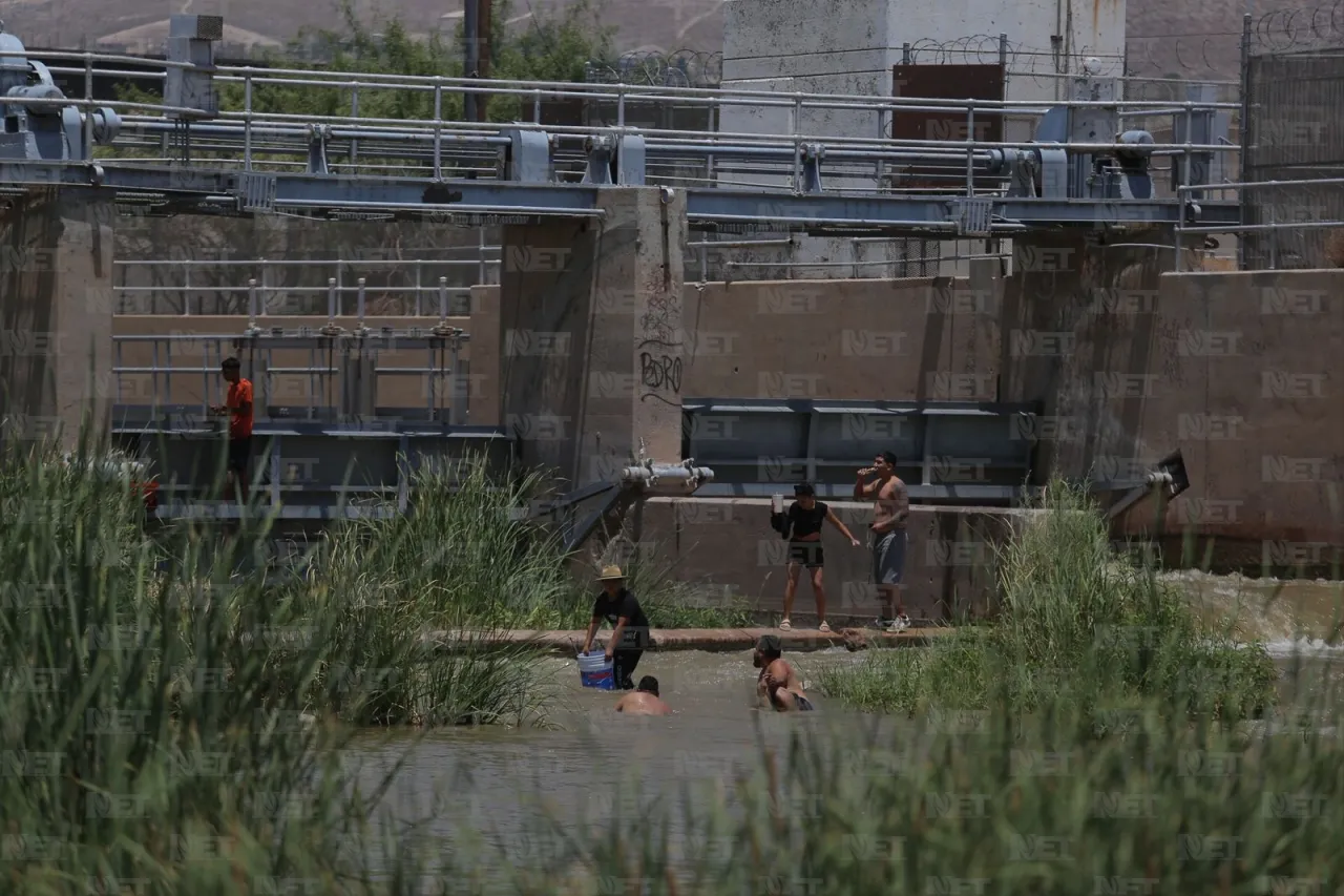 Reciben familias juarenses el verano en las compuertas del río Bravo