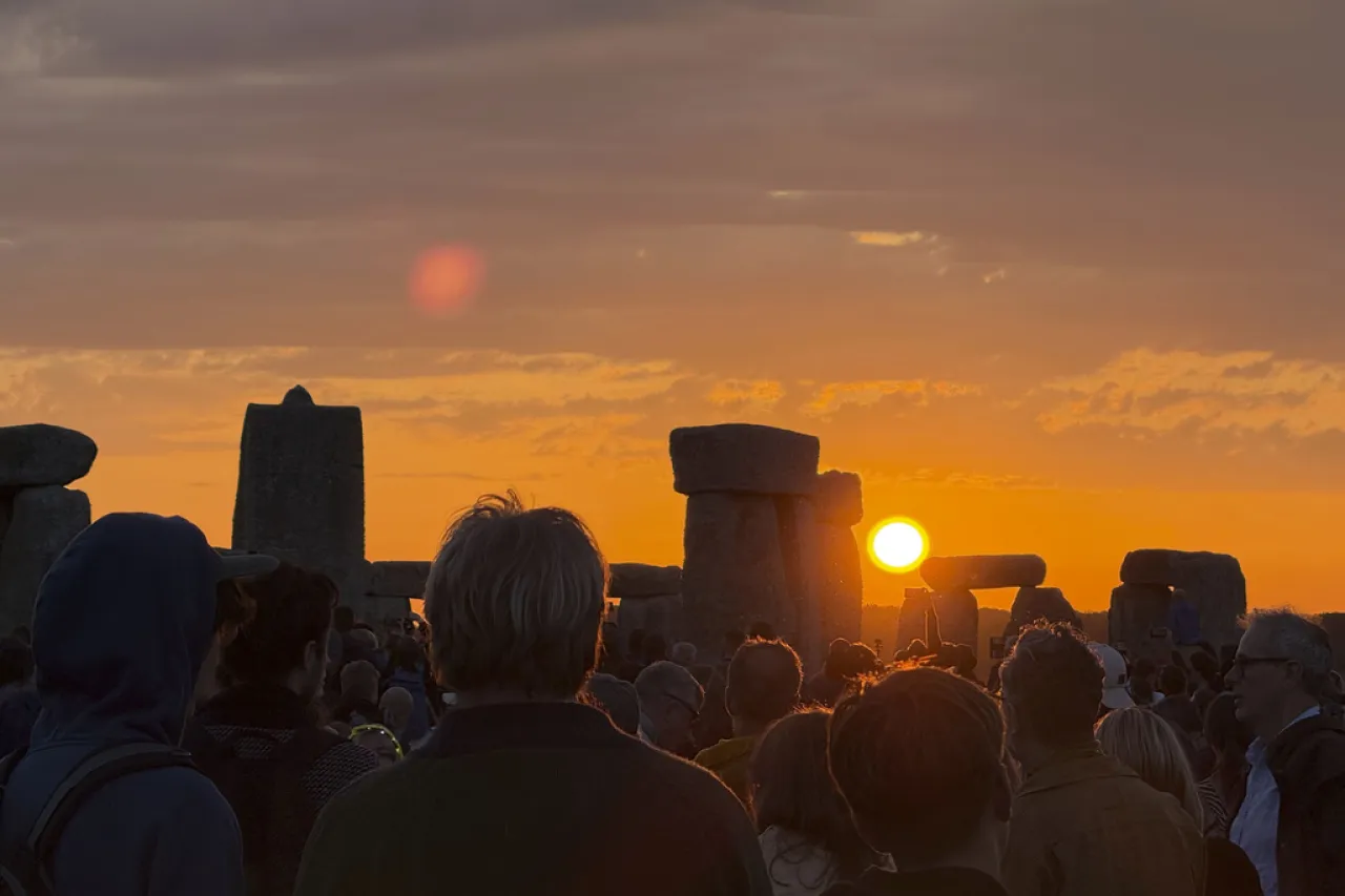 Amanecer en Stonehenge reúne a druidas y paganos en el solsticio de verano