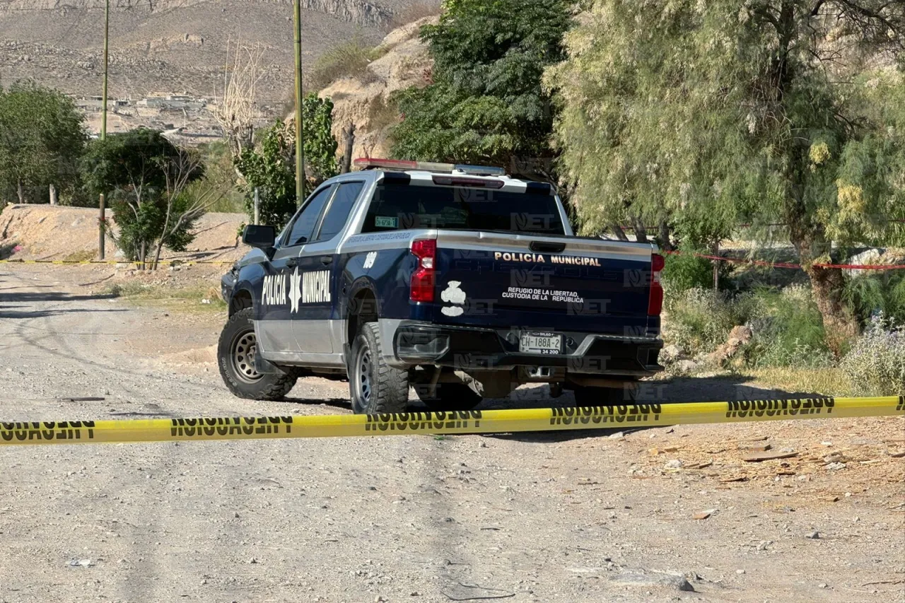 Sale de su casa y encuentra a hombre muerto en arroyo