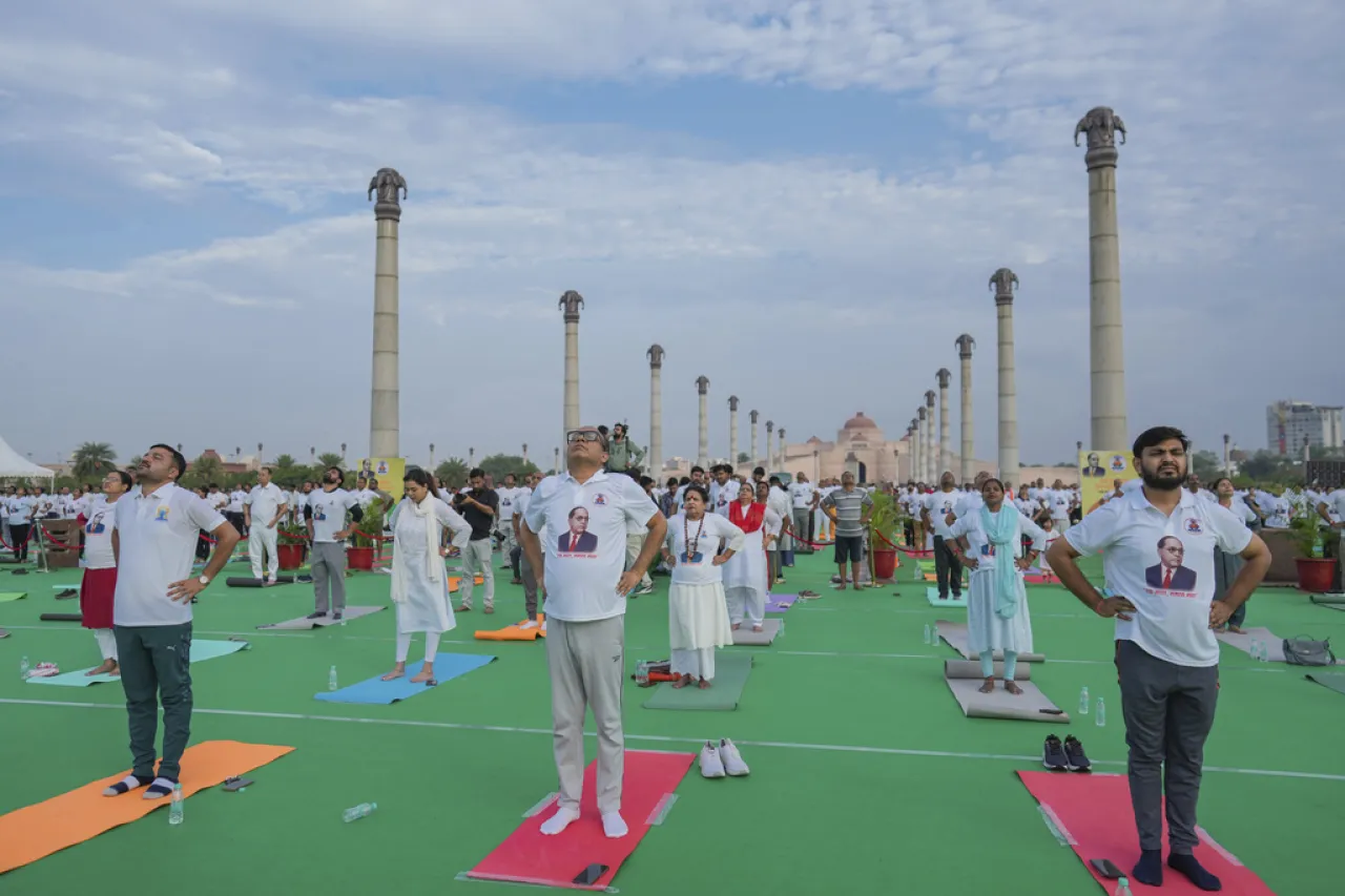 Indios buscan el equilibrio para celebrar el Día Internacional del Yoga