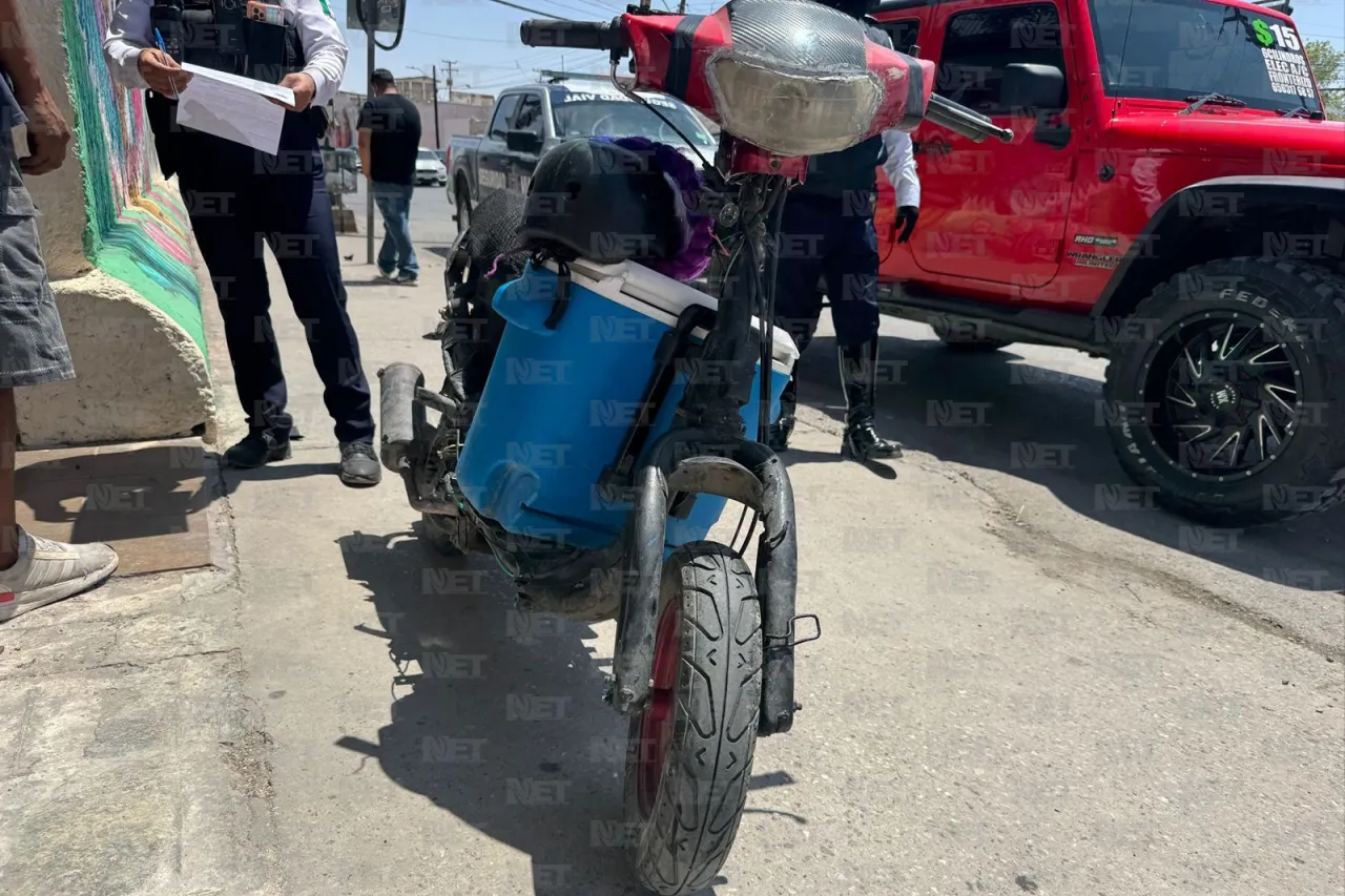 Motociclista con hielera llena de tamales se pasa el alto y choca en el Centro