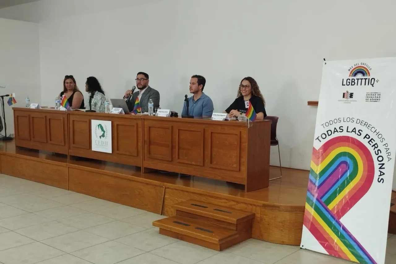 Realizan mesa de diálogo 'Democracia y Diversidad' en la CEDH