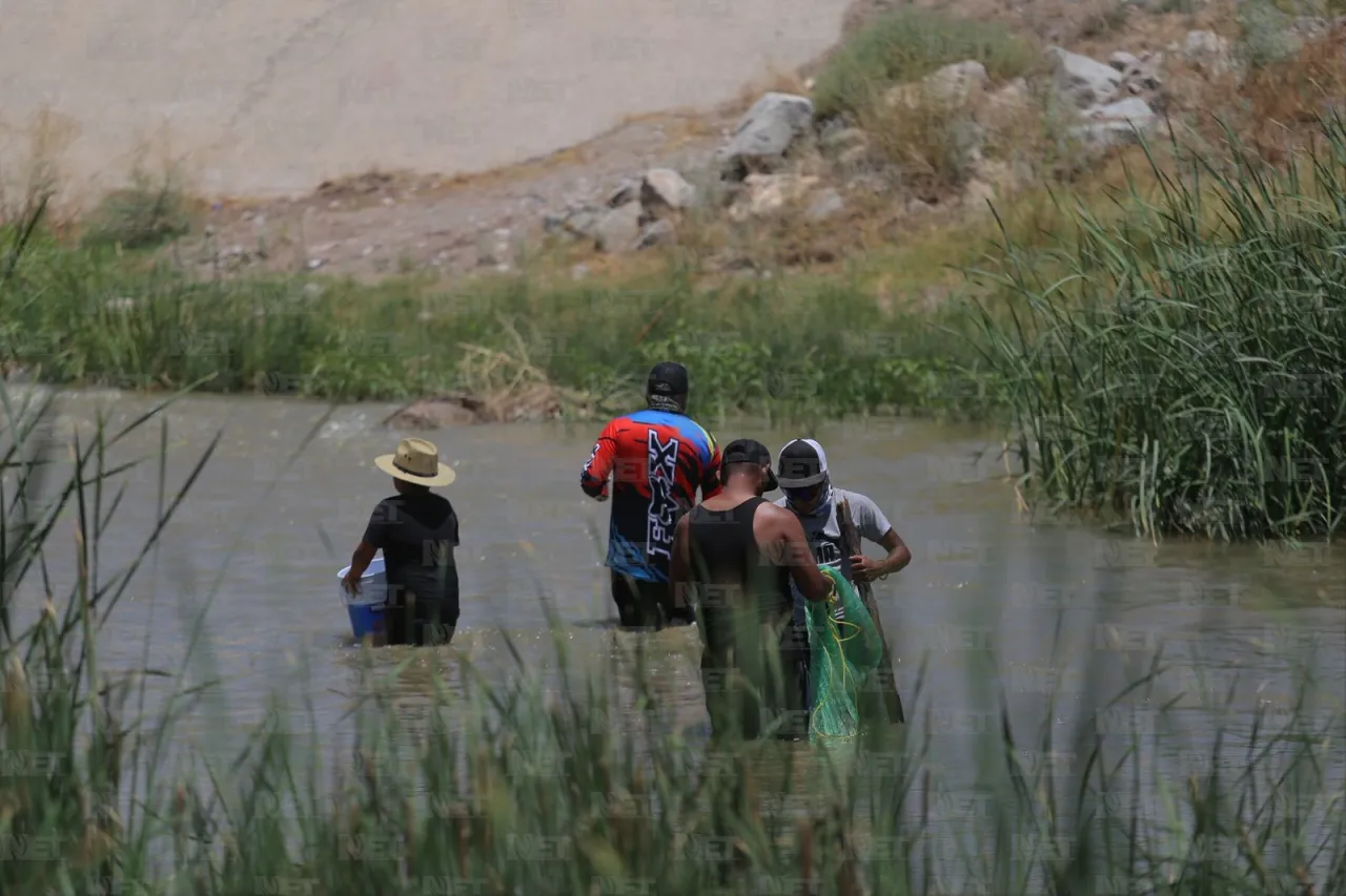 Reciben familias juarenses el verano en las compuertas del río Bravo