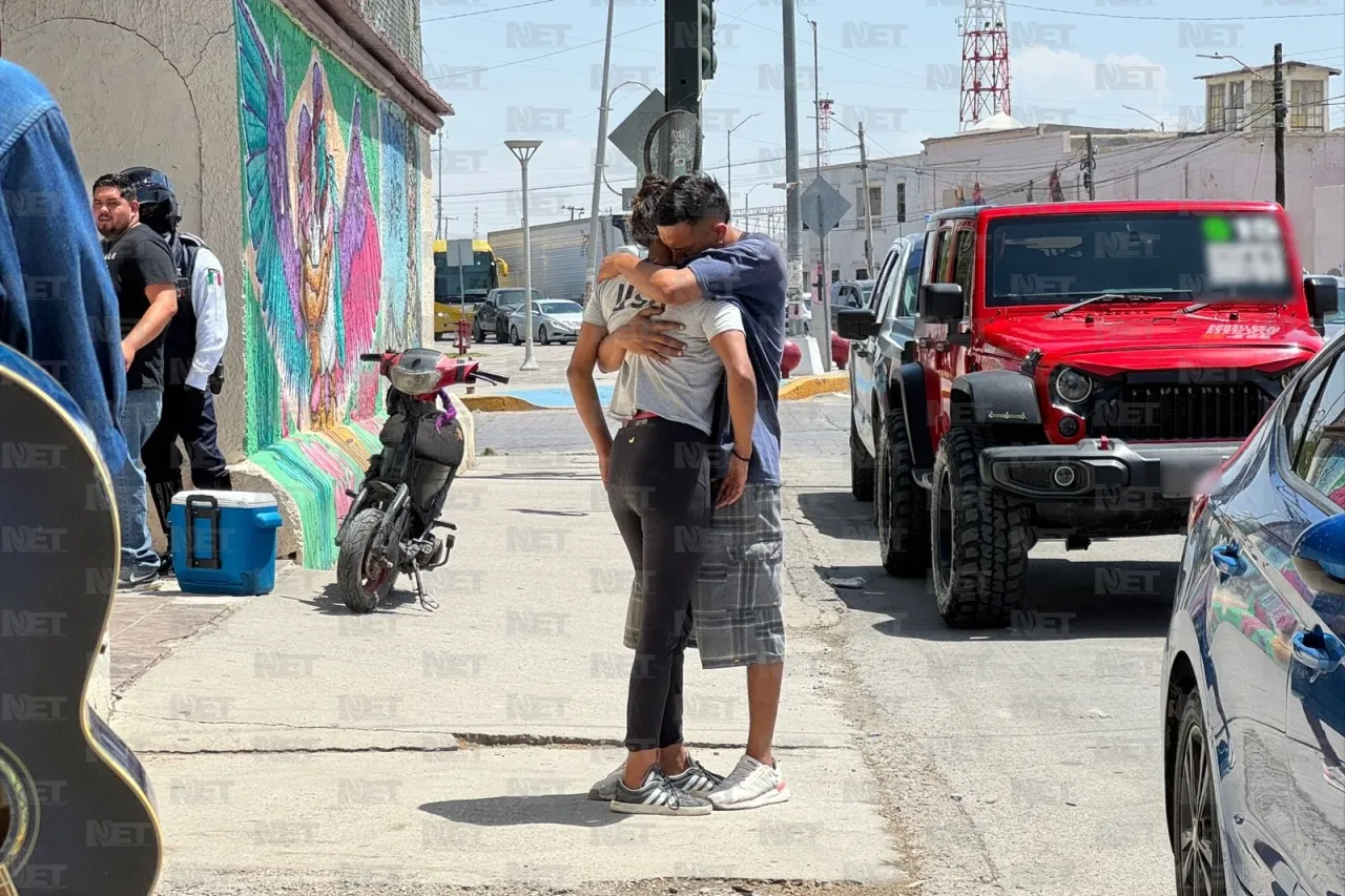 Motociclista con hielera llena de tamales se pasa el alto y choca en el Centro