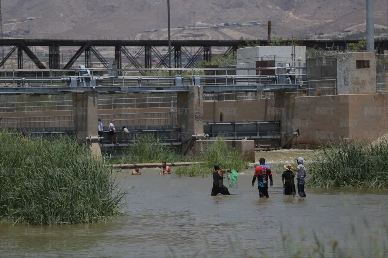 Reciben familias juarenses el verano en las compuertas del río Bravo