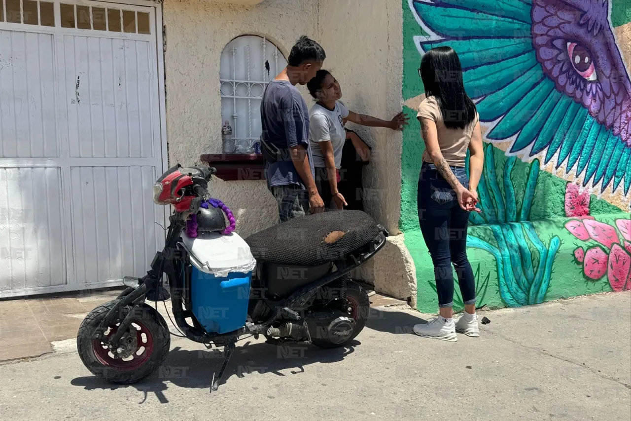 Motociclista con hielera llena de tamales se pasa el alto y choca en el Centro