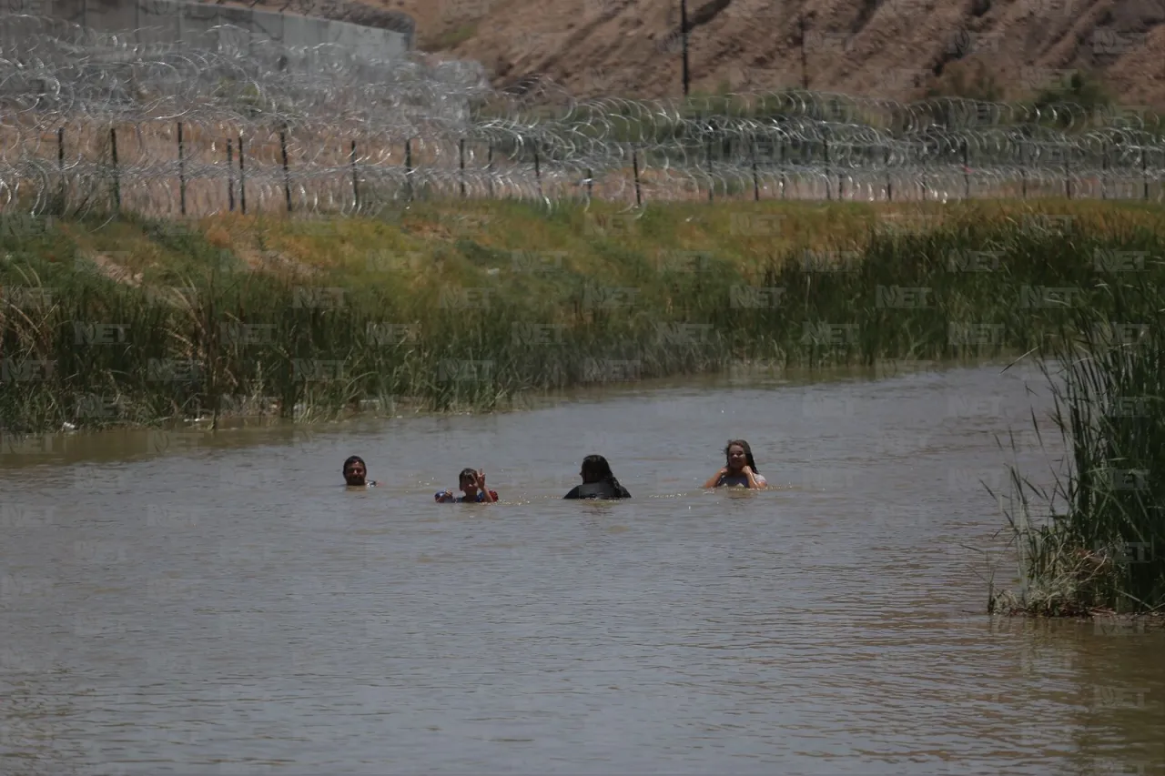 Reciben familias juarenses el verano en las compuertas del río Bravo