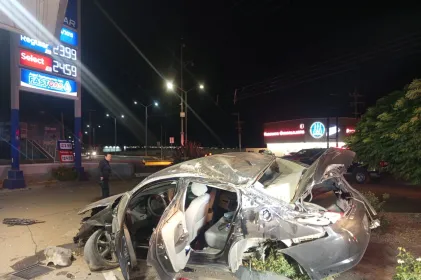 Chihuahua: Pierde control y termina volcándose junto a gasolinera