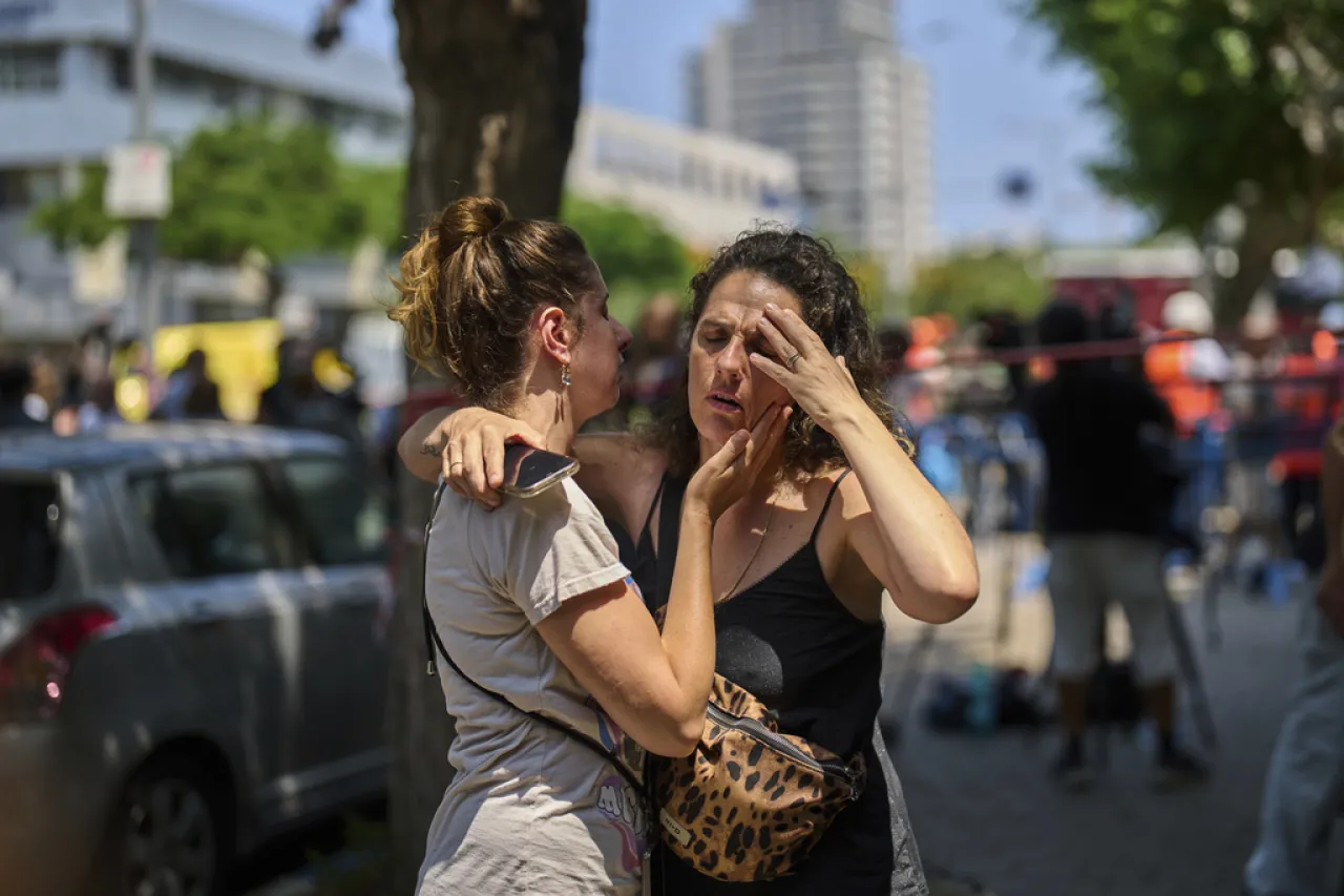 Misil iraní lanzado tras ataques de EU causa graves daños en Tel Aviv