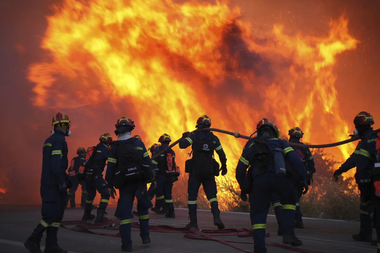 Combaten bomberos gran incendio forestal en la isla griega de Quíos