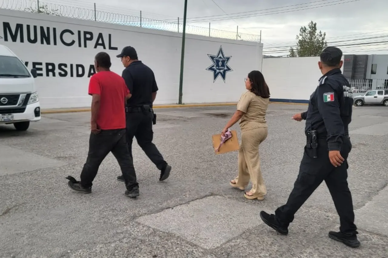 Resguardan agentes a hombre que estaba sentado en arco de distribuidor vial