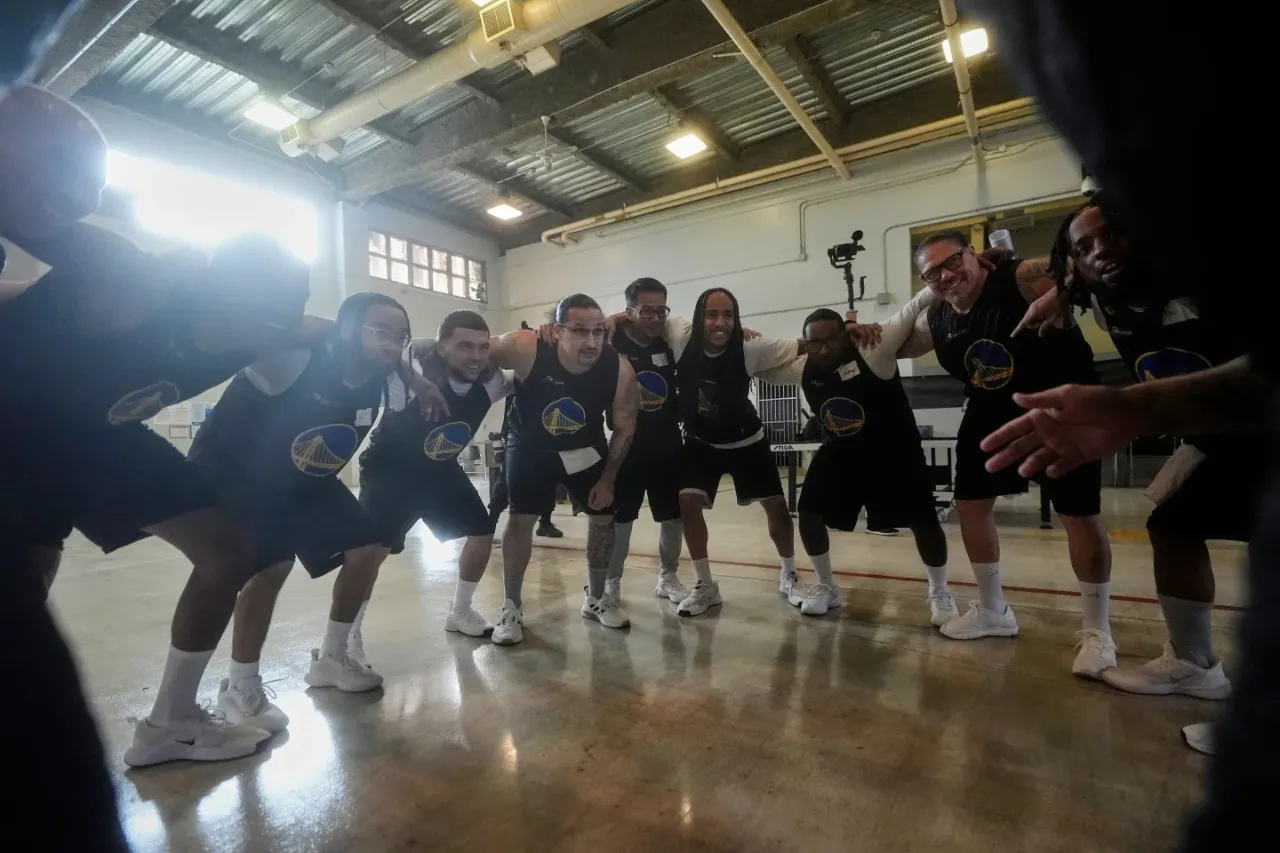 Los Golden State Warriors ayudan a transformar las vidas de hombres encarcelados