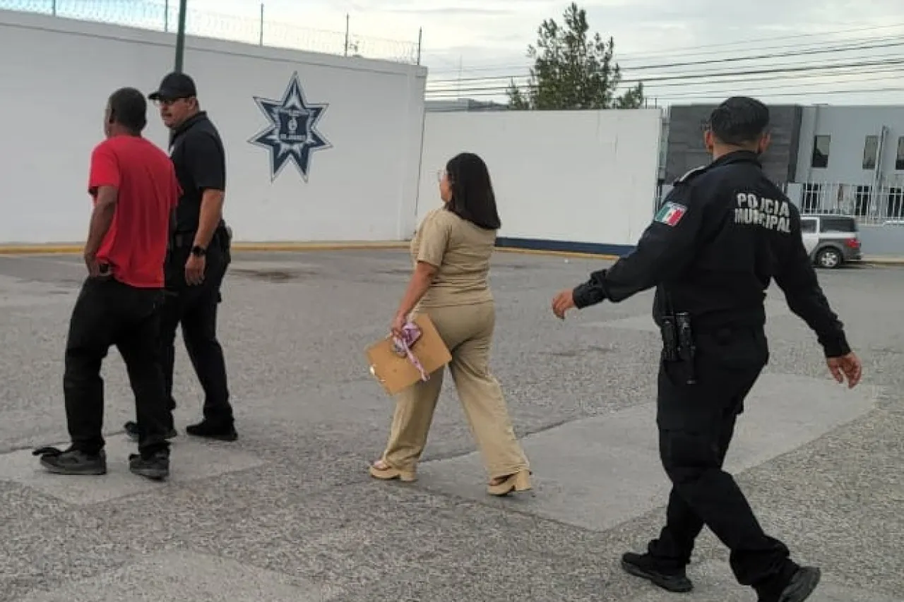Resguardan agentes a hombre que estaba sentado en arco de distribuidor vial