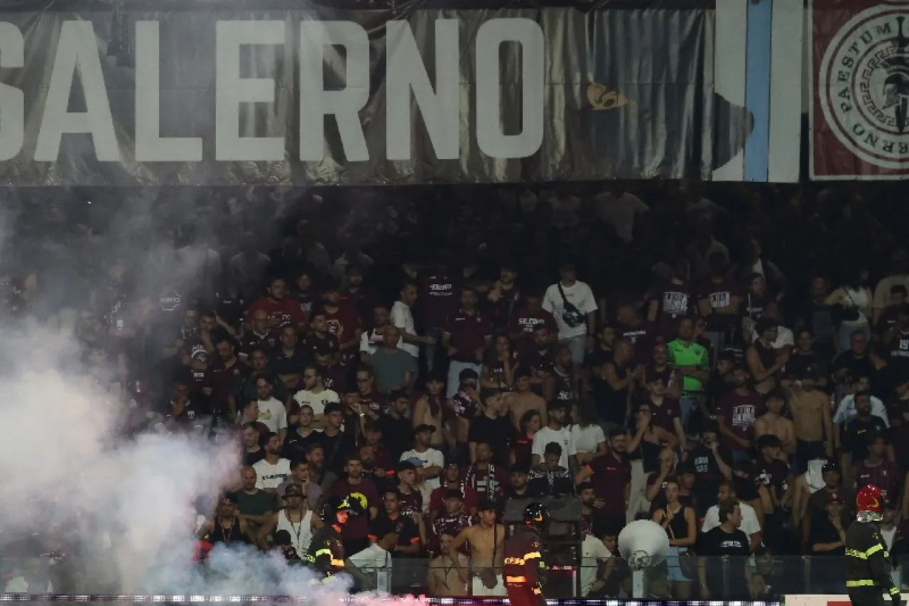 Suspenden duelo por descenso en Italia tras incidentes con bengalas