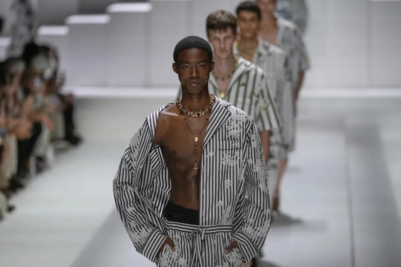 Dolce & Gabbana abraza el romance arrugado para la primavera-verano 2026