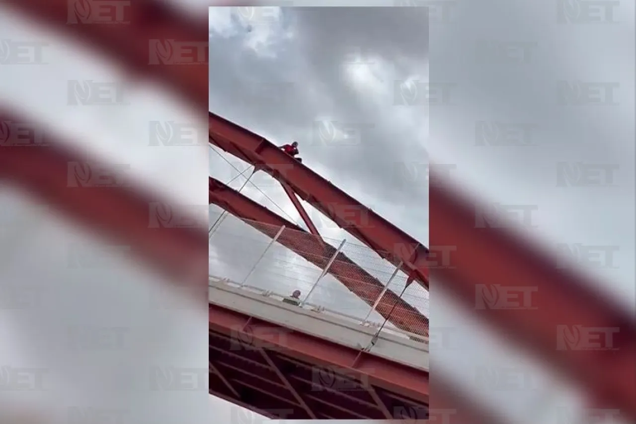 Captan a sujeto sentado sobre arco de distribuidor vial Sanders
